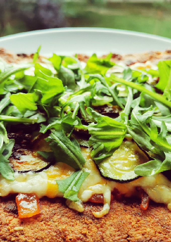 Una foto de Pizza keto con base de harina de almendra