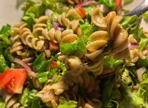 Una foto de Ensalada de fideos con pesto genovese