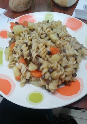 Una foto de Guiso de lentejas y fideos🍛