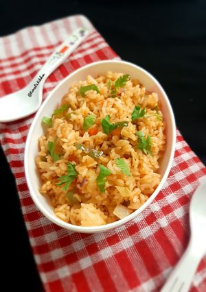 સેઝવાન રાઈસ (Schezwan Rice Recipe In Gujarati) રેસીપી મુખ્ય ફોટો