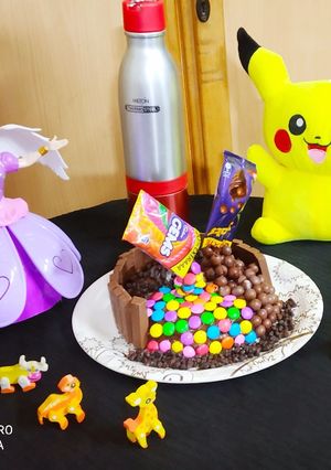 एन्टी ग्रैविटी केक (Anti gravity cake recipe in Hindi) रेसिपी मुख्य फोटो