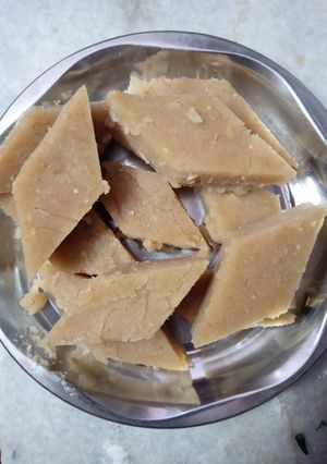 चावल के आटे की कतली (chawal ki aate ki katli recipe in Hindi) रेसिपी मुख्य फोटो