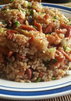 Una foto de Arroz chaufa casero mix de hot dog y cecina