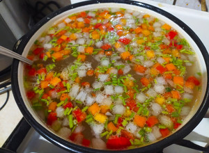 Фото Суп без зажарки с рисом и овощной смесью на мясном бульоне.