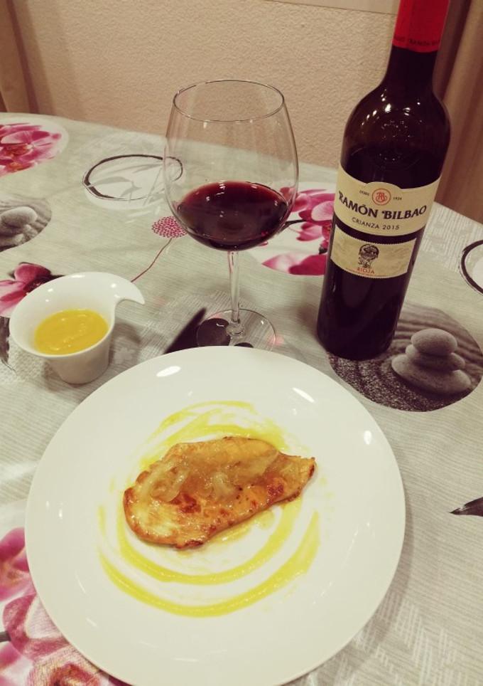 Una foto de Pechuga de pollo con cebolla caramelizada y puré de manzana