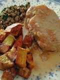 Carré de cerdo a la mostaza y miel con batatas fritas y lentejas provenzal
