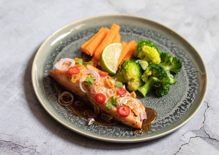 Recipe of Homemade Shallow panfried salmon in sweet salty sauce 🐟 แซลมอนทอดน้ำปลา