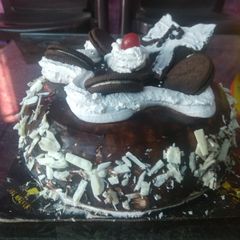 Pure chocolate cake with oreo A picture of Pure chocolate cake with oreo.