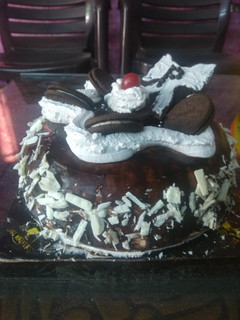 A picture of Pure chocolate cake with oreo.