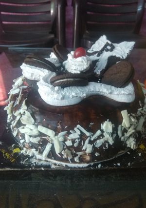 A picture of Pure chocolate cake with oreo.