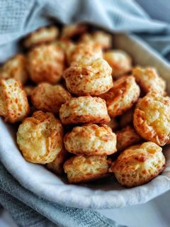 Sajtos-tejfölös pogácsa 🧀 recept fotója