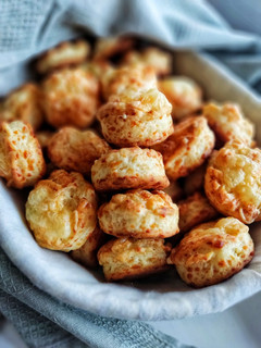 Sajtos-tejfölös pogácsa 🧀 recept fotója