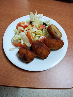 Una foto de Croquetas de pollo, jamón serrano y queso curado