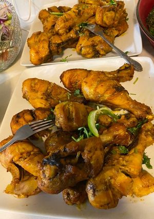 A picture of Baked Chicken Drumsticks 🍗🍗🥗🍷🍷.