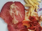 Una foto de chuletas de cerdo con cerveza