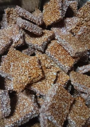 તલ ની ચીકી (Til Chiki Recipe In Gujarati) રેસીપી મુખ્ય ફોટો