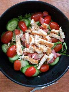 Hình của món Salad ức gà (keto).
