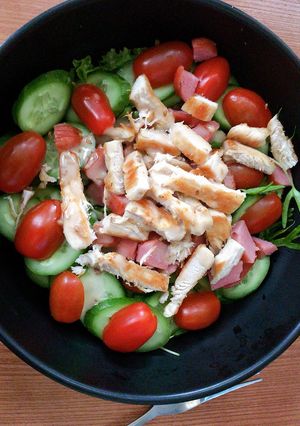 Hình của món Salad ức gà (keto).