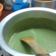 A picture of Cream of spinach soup.
