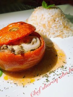 صورة لوصفة بندورة محشية بلحمة الغنم وبارميزان 🍅🧀