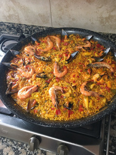 Una foto de Arroz con sepia, langostinos y mejillones