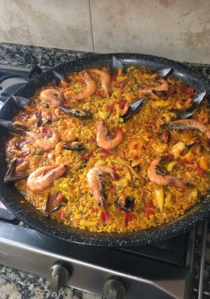 Una foto de Arroz con sepia, langostinos y mejillones