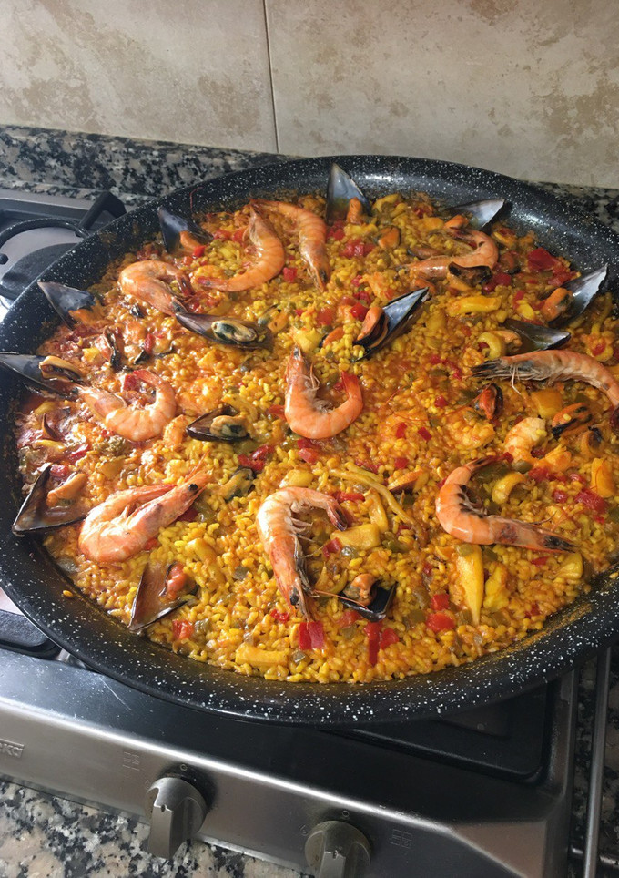 Una foto de Arroz con sepia, langostinos y mejillones