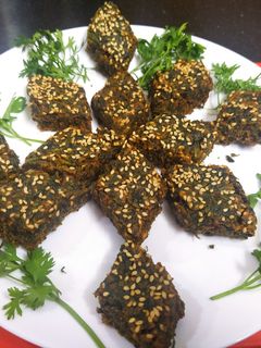 कोथिंबीर वडी (kothimbir wadi recipe in marathi) रेसिपी चे मुख्य फोटो