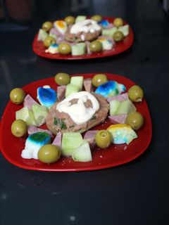 Una foto de Patatas rellenas de atún con ratoncitos