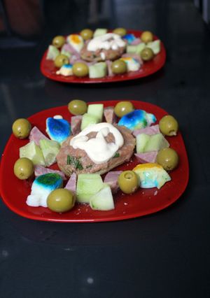 Una foto de Patatas rellenas de atún con ratoncitos