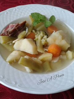 Una foto de Caldo de verduras con jamón y sus variantes de texturas