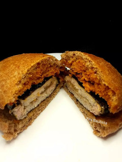 Una foto de Bocadillo de lomo con queso membrillo y algas