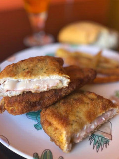 Una foto de Libritos rellenos de jamón york y queso 😋