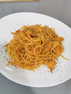 Una foto de Espaguetis con gambones🍝
