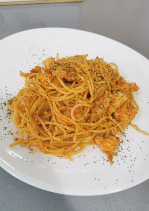 Una foto de Espaguetis con gambones🍝