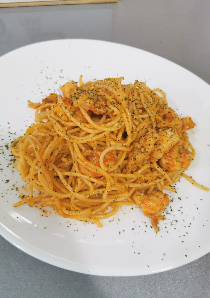 Una foto de Espaguetis con gambones🍝