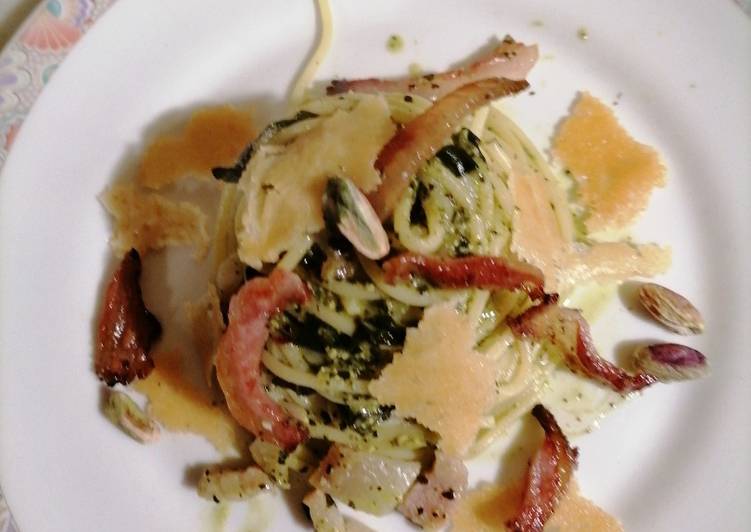 Steps to Make Ultimate Spaghetti, con  guanciale, pesto di cavolo nero e pistacchi, e cialde di parmigiano
