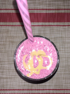 Una foto de Smoothie sabor helado de fresa con frutos rojos