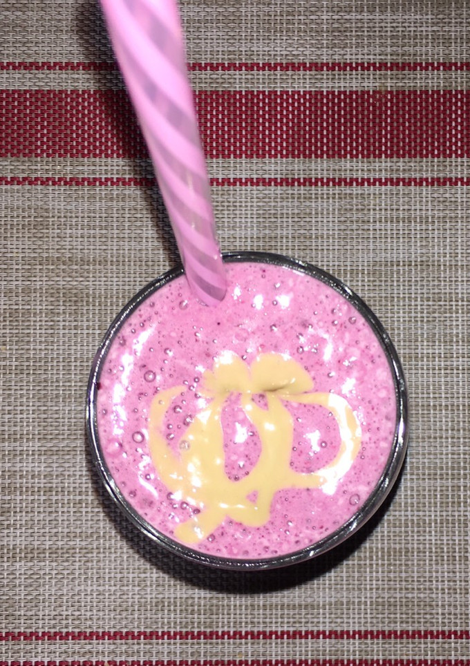 Una foto de Smoothie sabor helado de fresa con frutos rojos