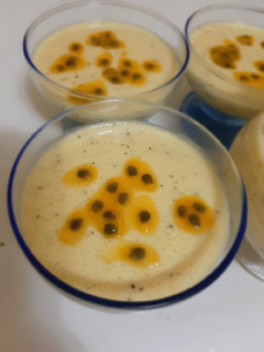 Una foto de Mousse de Maracuyá