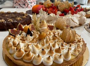 Zdjęcie przepisu Tarta z lemon curd i bezą włoską.