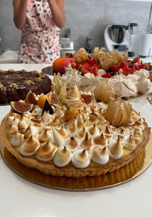 Zdjęcie przepisu Tarta z lemon curd i bezą włoską.