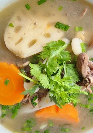 Hình của món Canh tim gà hầm nấm củ sen.