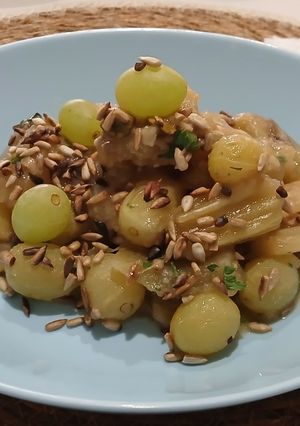 Una foto de Cardo con uvas blancas y toque de frutos secos