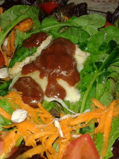 Una foto de Ensalada colorida con mini provoleta y salsa dulce de tomates