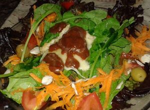 Una foto de Ensalada colorida con mini provoleta y salsa dulce de tomates