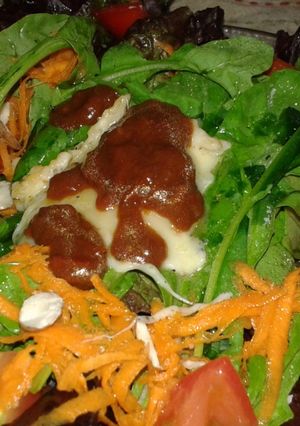 Una foto de Ensalada colorida con mini provoleta y salsa dulce de tomates