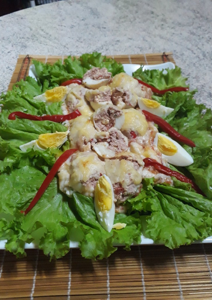 Una foto de Huevos rellenos con atún y salsa bechamel