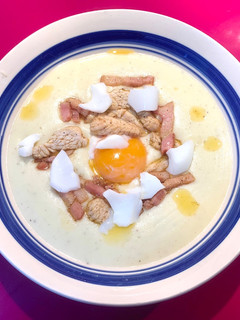 Una foto de Puré de patata con bacon, pavo y huevo