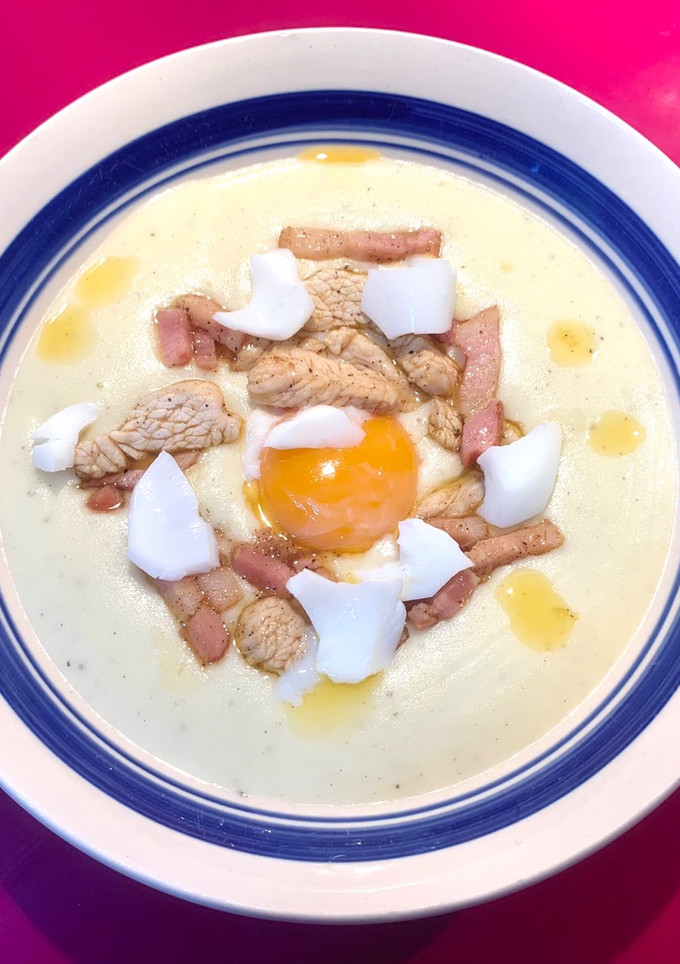Una foto de Puré de patata con bacon, pavo y huevo